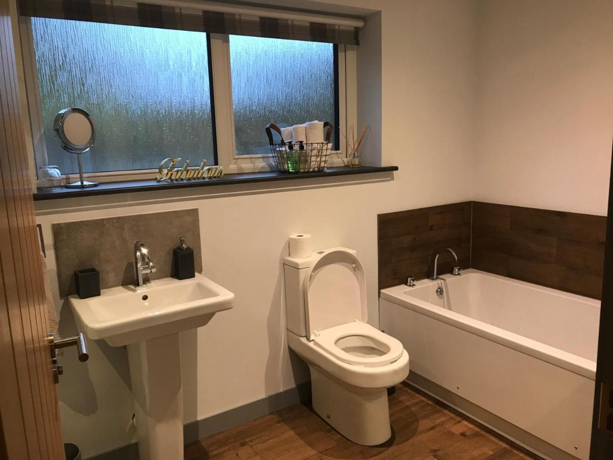 فيلا The Bridge Self Catering Kilmaluag المظهر الخارجي الصورة